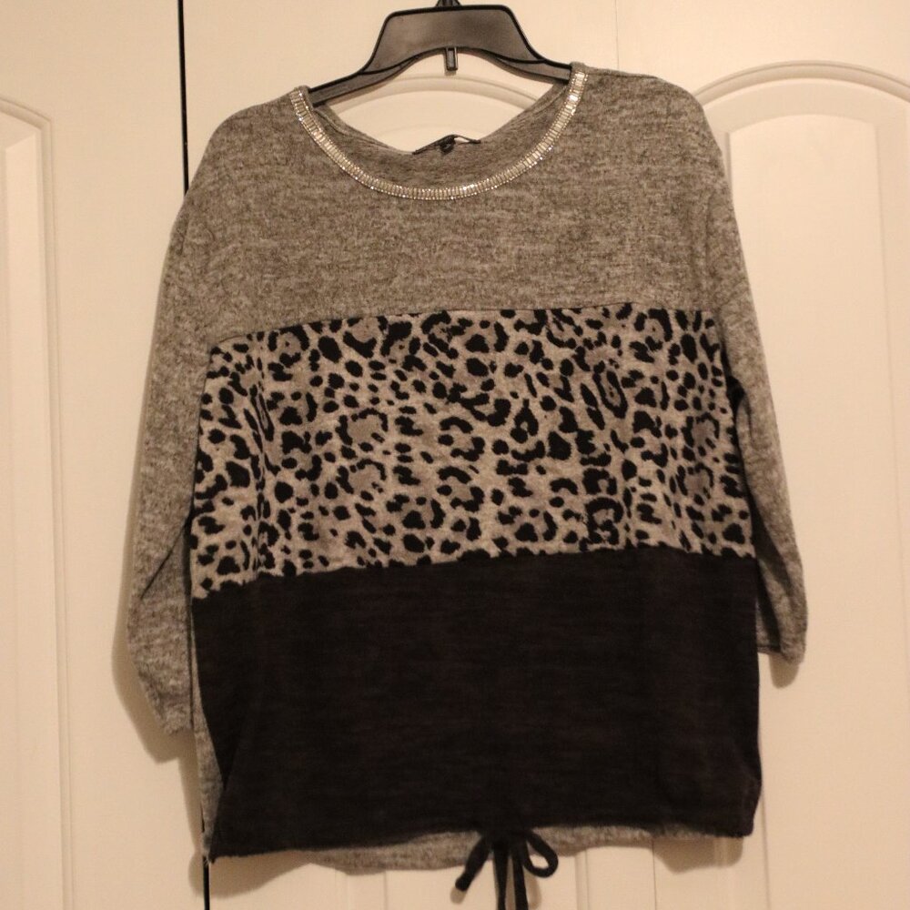 Vintage Rose Sweater Size XL Bling, Animal print, Grey and Black Casual Office